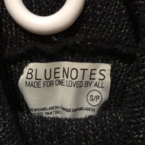 Sweater with hood and pockets - Picture 4 of 4